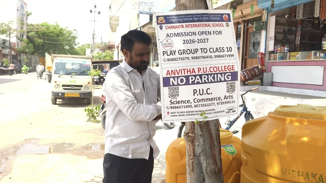 ನಗರದಲ್ಲಿ ಮರಗಳಿಗೆ ಜಾಹೀರಾತು ಬೋಡುಗಳನ್ನು ಕಿತ್ತಿ ಹಾಕುತ್ತಿರುವ ಅಮರೇಗೌಡ ಮಲ್ಲಾಪುರ್ ವನಸಿರಿ ಫೌಂಡೇಶನ್ ಪರಿಸರ ಪ್ರೇಮಿ