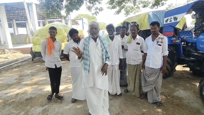 4-5 ದಿನಗಳಿಂದ ಕಾಯುತ್ತಿರುವ ರೈತರು