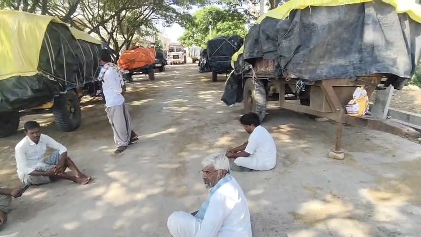 ಖರೀದಿ ಕೇಂದ್ರದ ಮುಂದೆ ನಿಂತಿರುವ ಟ್ರ್ಯಾಕ್ಟರಗಳು